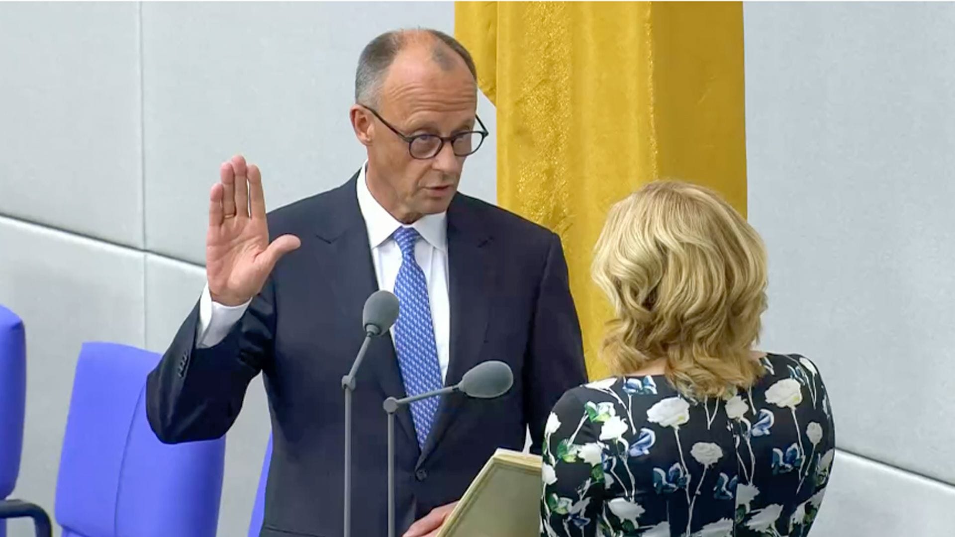 Der neue Bundeskanzler Friedrich Merz schwört auf ein Original des Grundgesetzes.