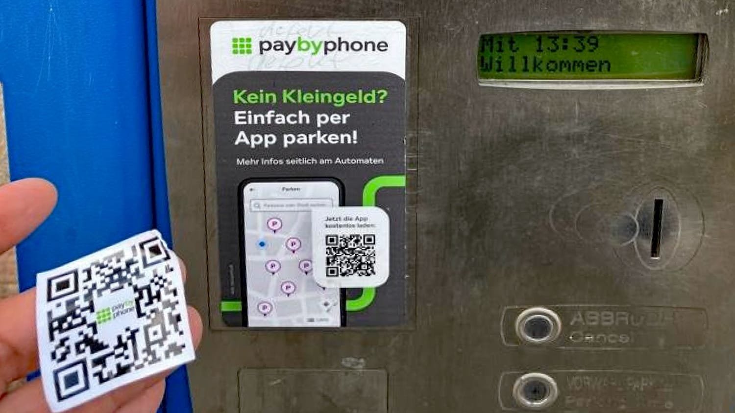 Ein QR-Code wird auf einen Parkautomaten geklebt: In Nürnberg tauchen immer mehr gefälschte QR-Codes auf.