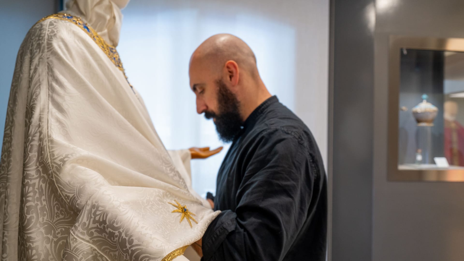 Filippo Sorcinelli fertigt nicht nur Gewänder, sondern beispielsweise auch Mitras, die traditionellen Kopfbedeckungen für Bischöfe.