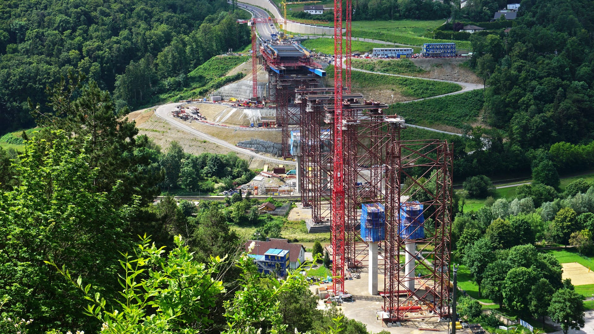 Die Hochbrücke in Horb in Baden-Württemberg (Archivbild): Am Dienstag sind hier drei Arbeiter in den Tiefe gestürzt und gestorben.