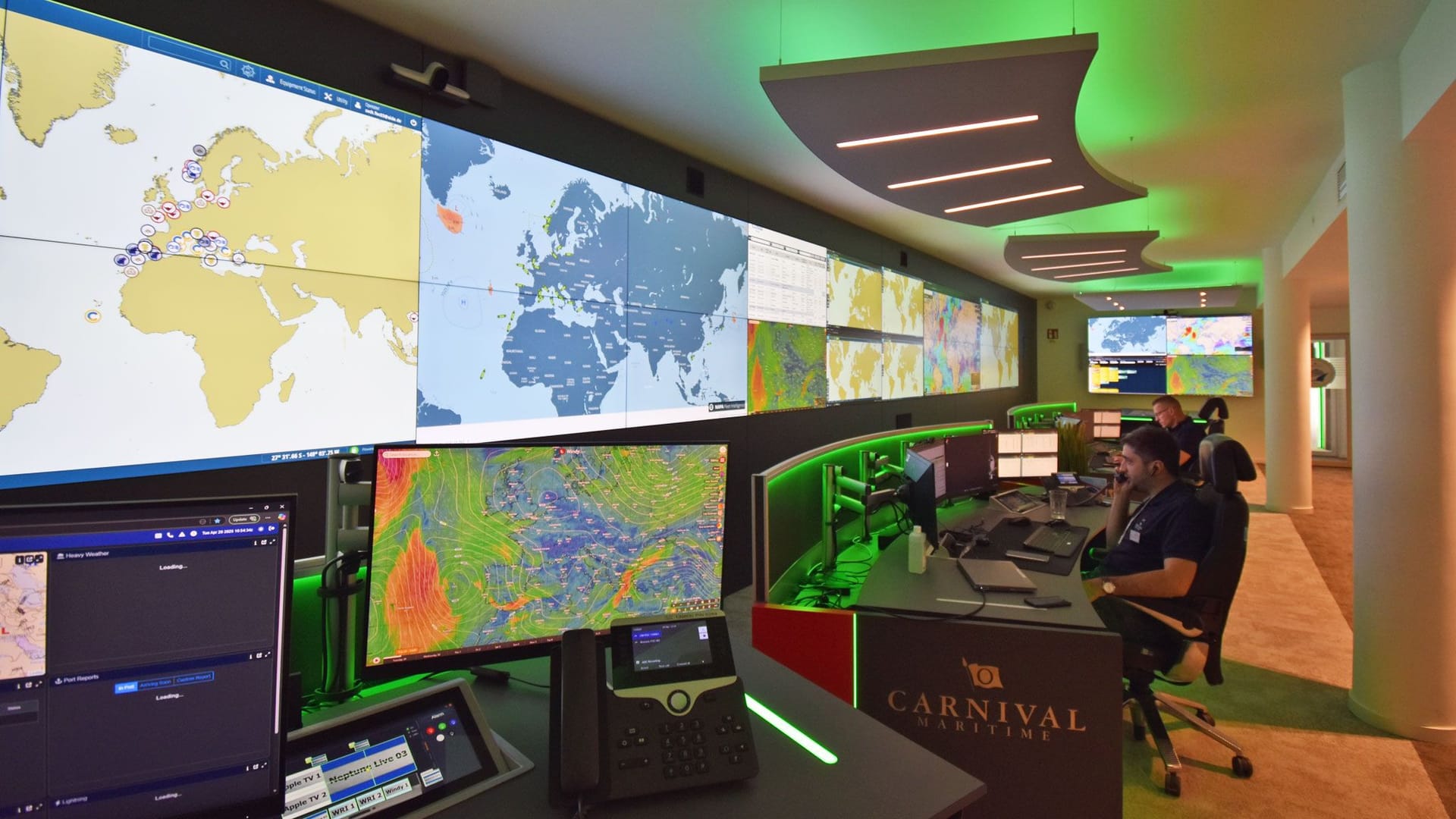 Blick auf die 18 Meter breite Videowall im Fleet Operations Center: 30 Bildschirme befinden sich hier.