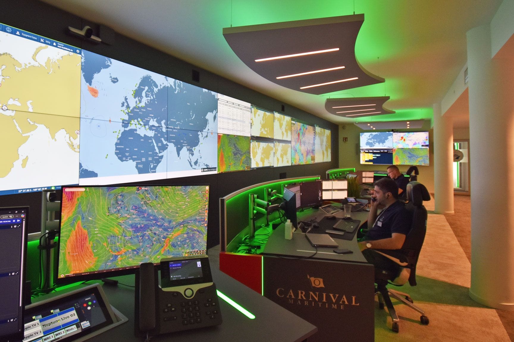 Blick auf die 18 Meter breite Videowall im Fleet Operations Center: 30 Bildschirme befinden sich hier.