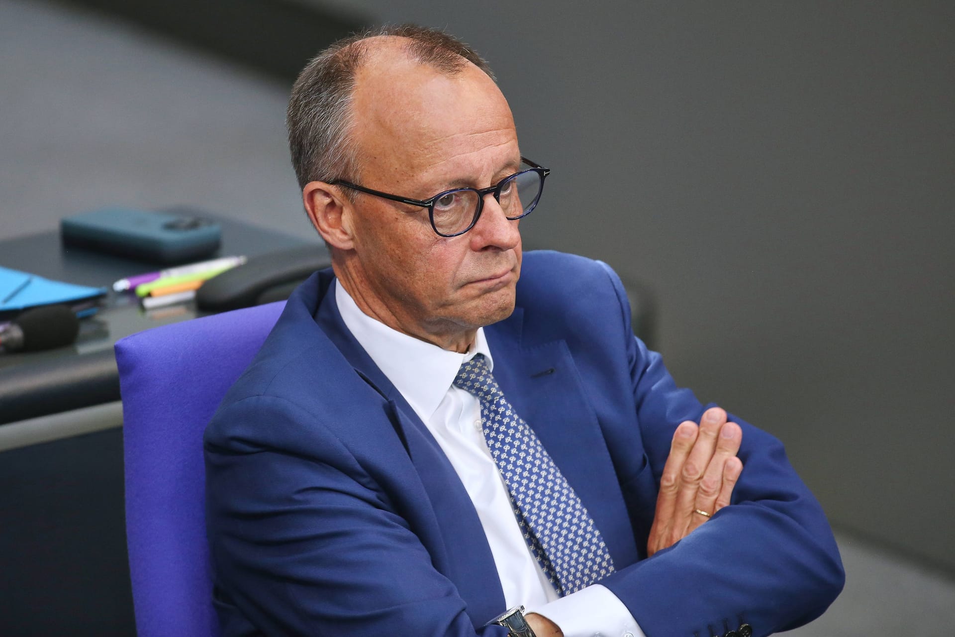 Bundeskanzler Friedrich Merz sitzt auf der Regierungsbank (Archivbild): Er wird von mehreren Seiten wegen der verschärften Grenzkontrollen kritisiert.