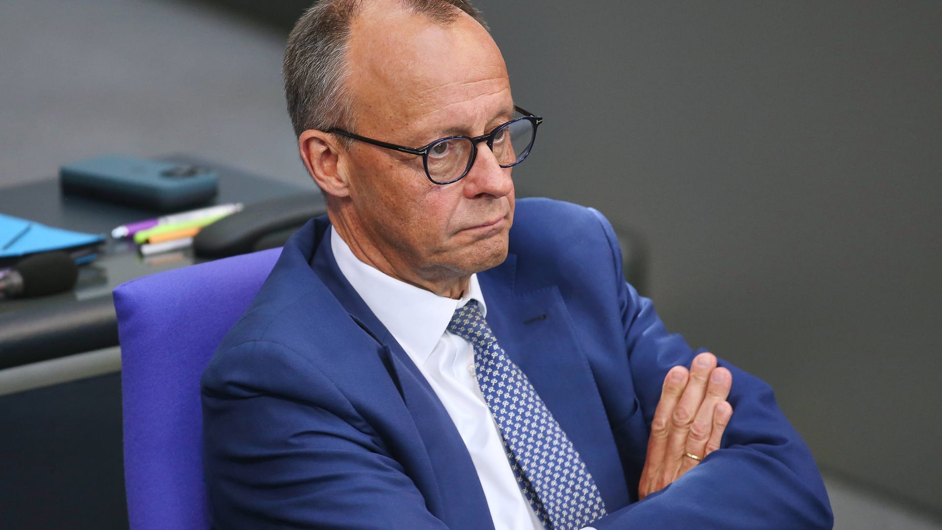 Bundeskanzler Friedrich Merz sitzt auf der Regierungsbank (Archivbild): Er wird von mehreren Seiten wegen der verschärften Grenzkontrollen kritisiert. Bundeskanzler Friedrich Merz sitzt auf der Regierungsbank (Archivbild): Er wird von mehreren Seiten wegen der verschärften Grenzkontrollen kritisiert.