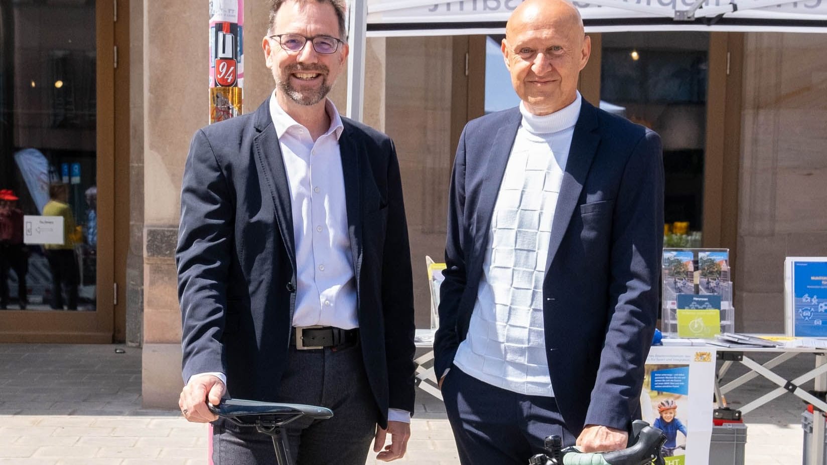 Baureferent Daniel F. Ulrich (l) eröffnet zusammen mit Horst Leitner von der AOK die 18. Auflage der Aktion Stadtradeln.