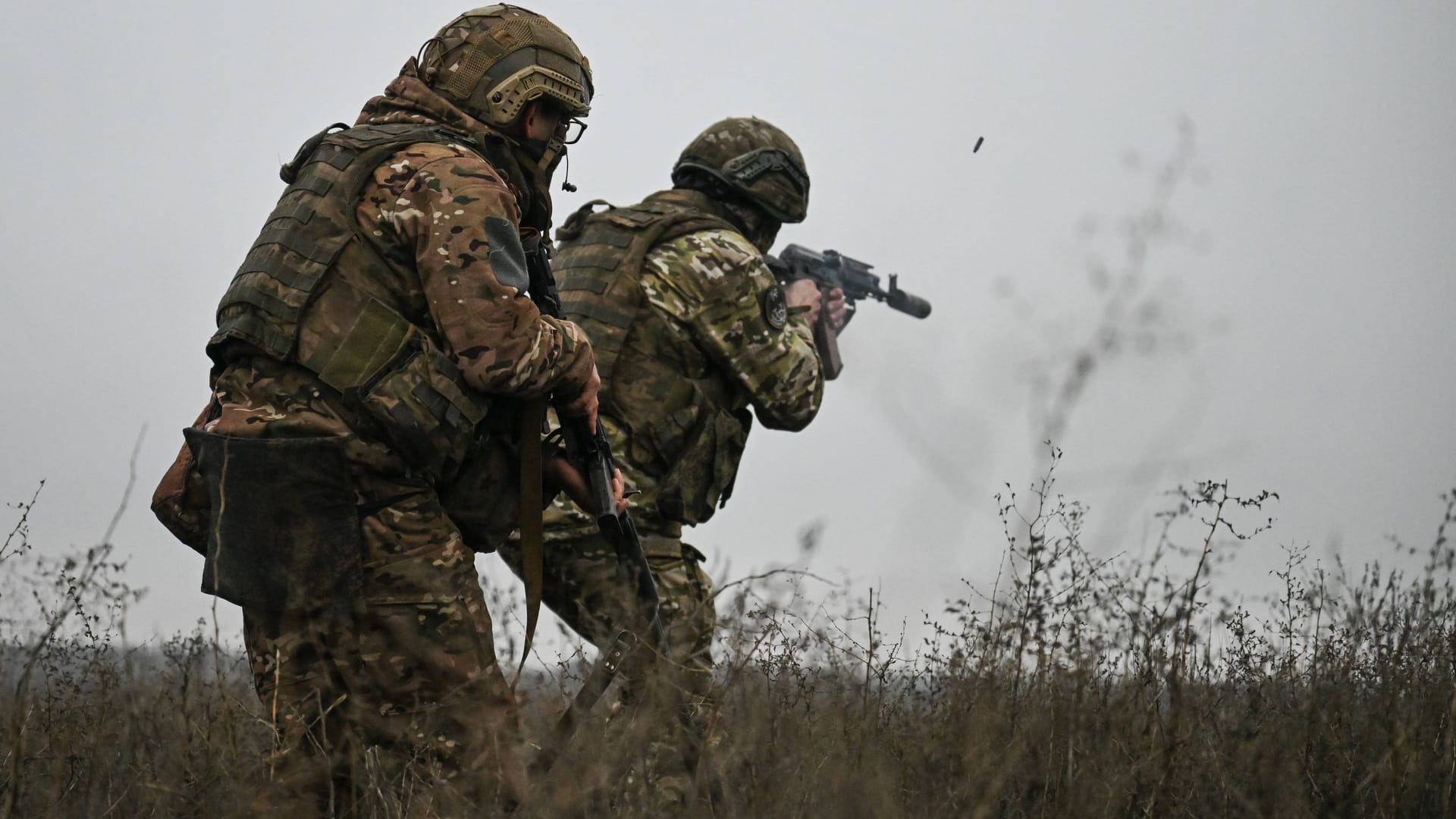 Russische Soldaten rücken vor: Moskau hat eine neue Taktik eingeführt, die ukrainische Truppen unter Druck setzt.