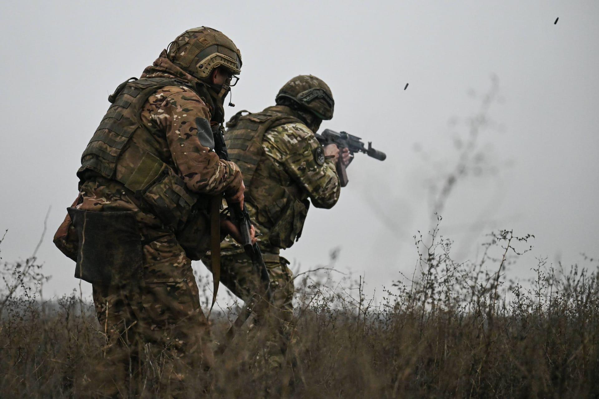Russische Soldaten rücken vor: Moskau hat eine neue Taktik eingeführt, die ukrainische Truppen unter Druck setzt.