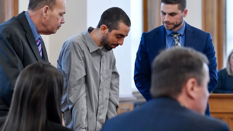 Der Angeklagte Hadi Matar (Archivbild): Der 27-Jährige hatte bei einer Lesung auf Rushdie eingestochen. Der Angeklagte Hadi Matar (Archivbild): Der 27-Jährige hatte bei einer Lesung auf Rushdie eingestochen.