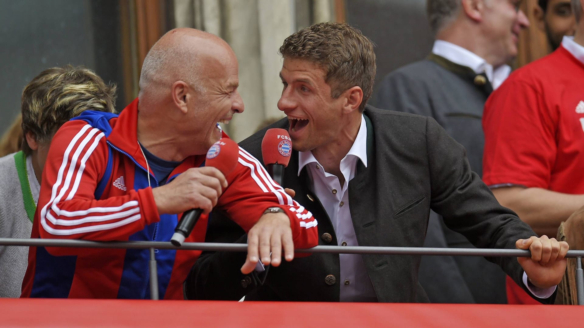 Stephan Lehmann (l.) und Thomas Müller feiern gemeinsam die Meisterschaft des FC Bayern im Jahr 2015 (Archivbild): In zwei Wochen werden die beiden letztmals zusammen auf dem Rathausbalkon feiern.