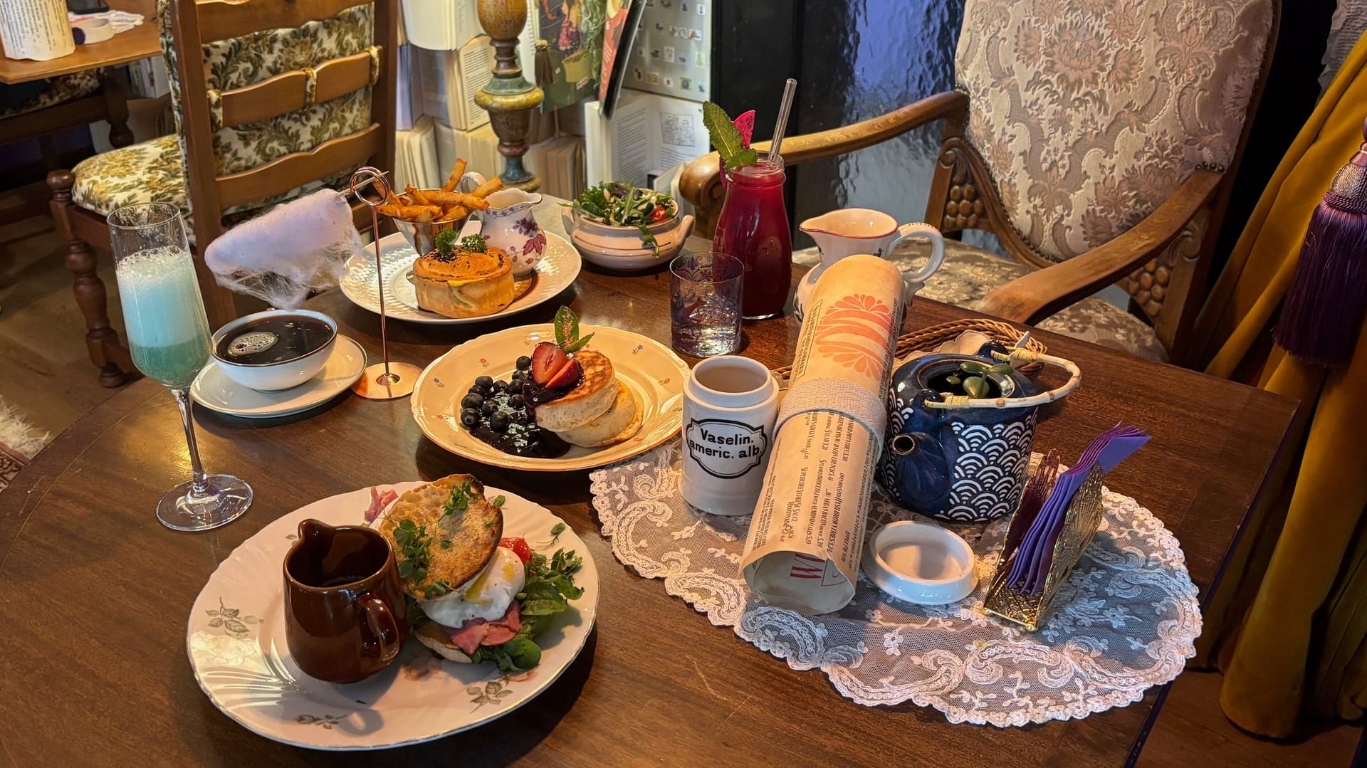 Beef Chili Cheese Pie (hinten links), Eier Benedict (vorne) oder Hefeteigpfannkuchen mit geschlagener Sahne und Heidelbeeren stehen auf der Speisekarte.