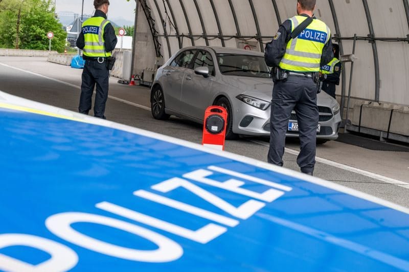 Beamte der Bundespolizei kontrollieren am Grenzübergang von Österreich kommende Fahrzeuge bei Kiefersfelden.