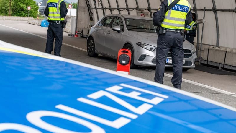Beamte der Bundespolizei kontrollieren am Grenzübergang von Österreich kommende Fahrzeuge bei Kiefersfelden.