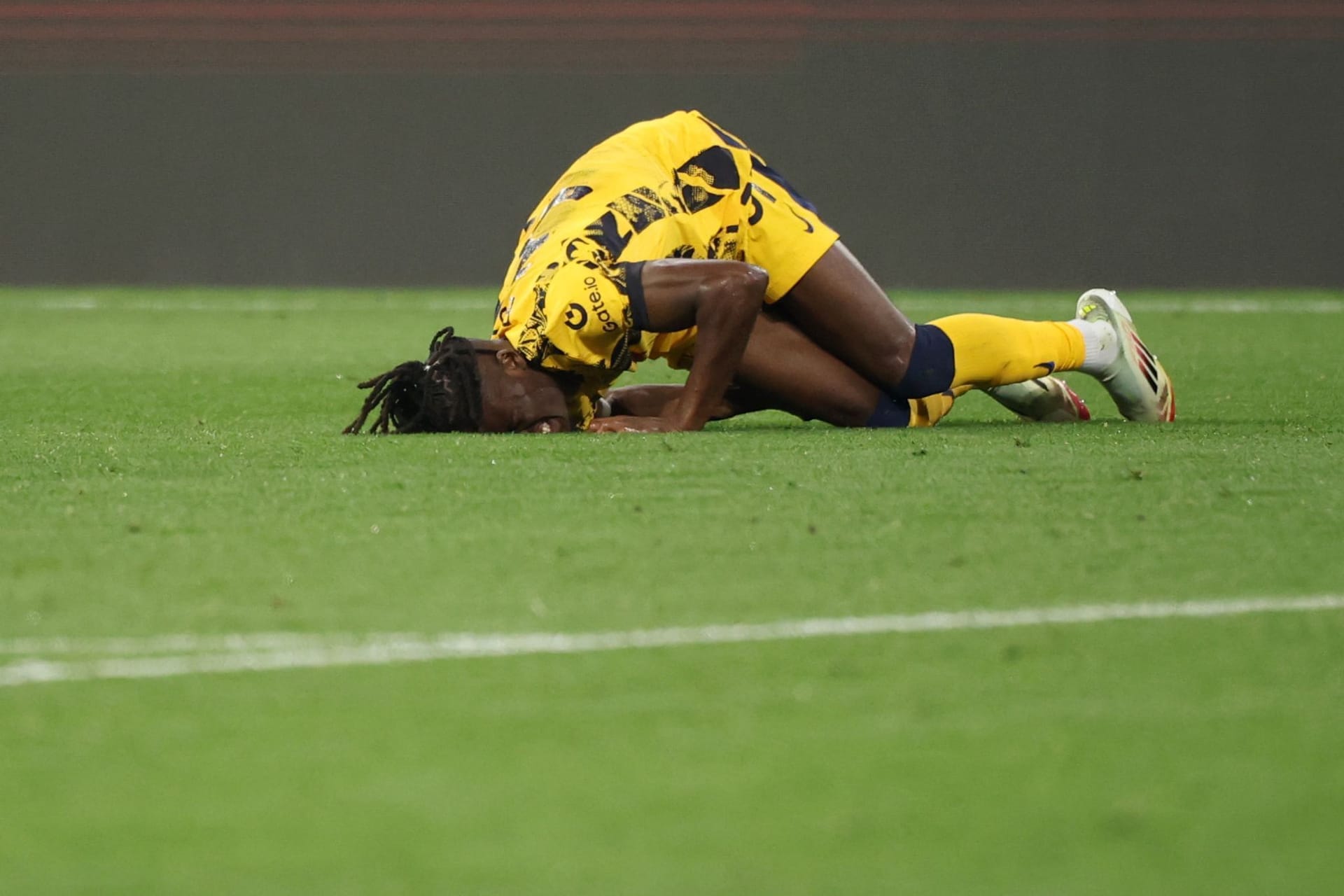Yann Aurel Bisseck liegt am Boden: Er verletzte sich nach nur wenigen Minuten auf dem Platz.