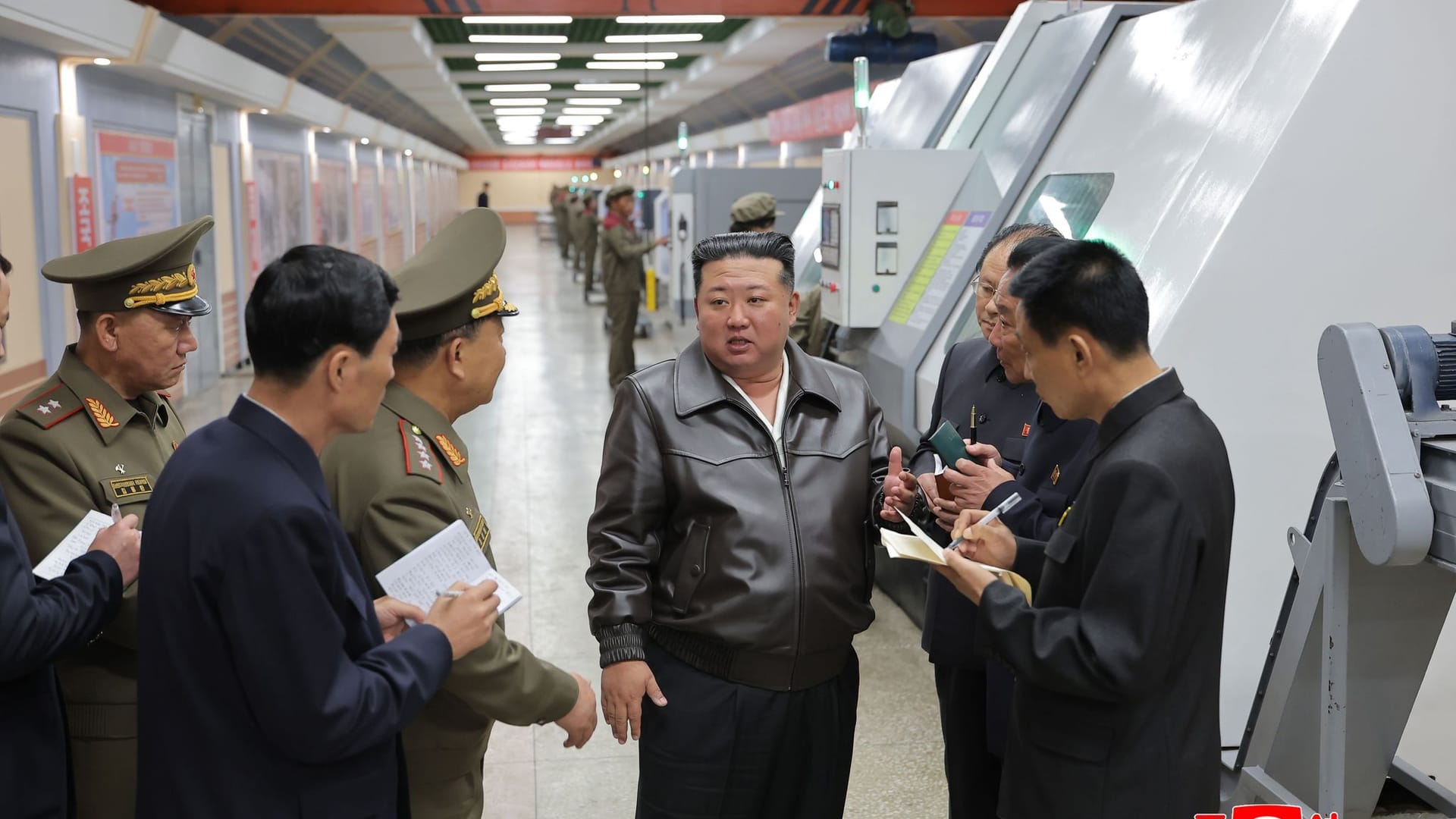 Kim Jong-un bei einer Besichtigung eines Rüstungsunternehmens. Er hat einen Unfall auf einer nordkoreanischen Schiffswerft als "kriminellen Akt" bezeichnet.