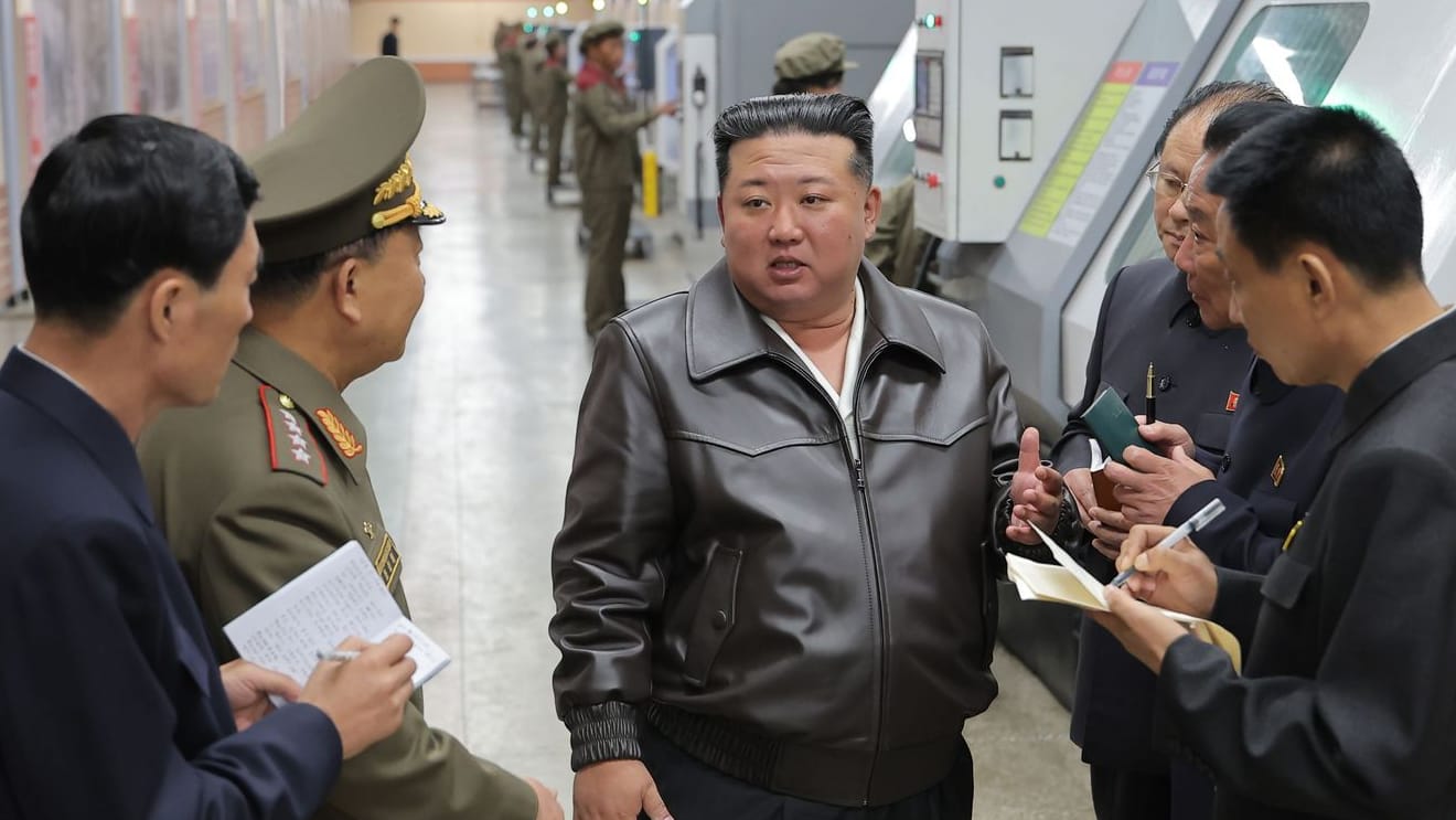 Kim Jong-un bei einer Besichtigung eines Rüstungsunternehmens. Er hat einen Unfall auf einer nordkoreanischen Schiffswerft als "kriminellen Akt" bezeichnet.