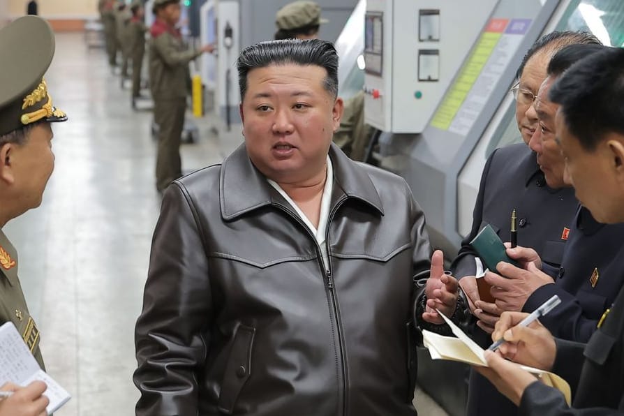 Kim Jong-un bei einer Besichtigung eines Rüstungsunternehmens. Er hat einen Unfall auf einer nordkoreanischen Schiffswerft als "kriminellen Akt" bezeichnet.