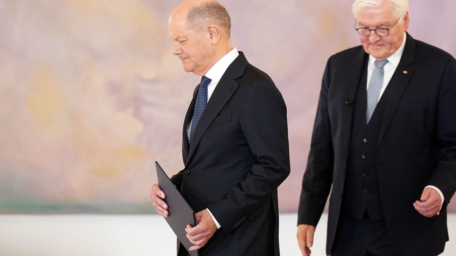 Der geschäftsführende Kanzler und Bundespräsident Steinmeier