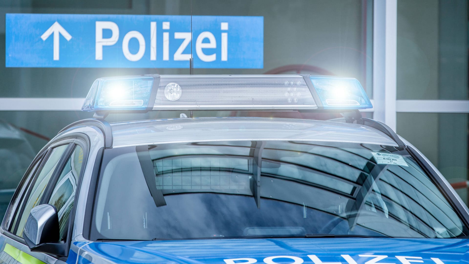 Ein Streifenwagen der Nürnberger Polizei (Archivbild): Wo genau die 15-Jährige gefunden wurde, ist nicht bekannt.