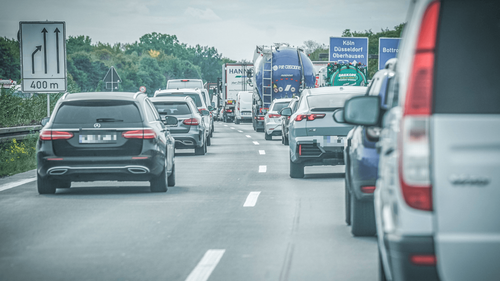 Stau auf der Autobahn im Kölner Umland (Symbolfoto): In den kommenden Tagen dürfte es wieder einmal voll auf den Straßen werden. Stau auf der Autobahn im Kölner Umland (Symbolfoto): In den kommenden Tagen dürfte es wieder einmal voll auf den Straßen werden.