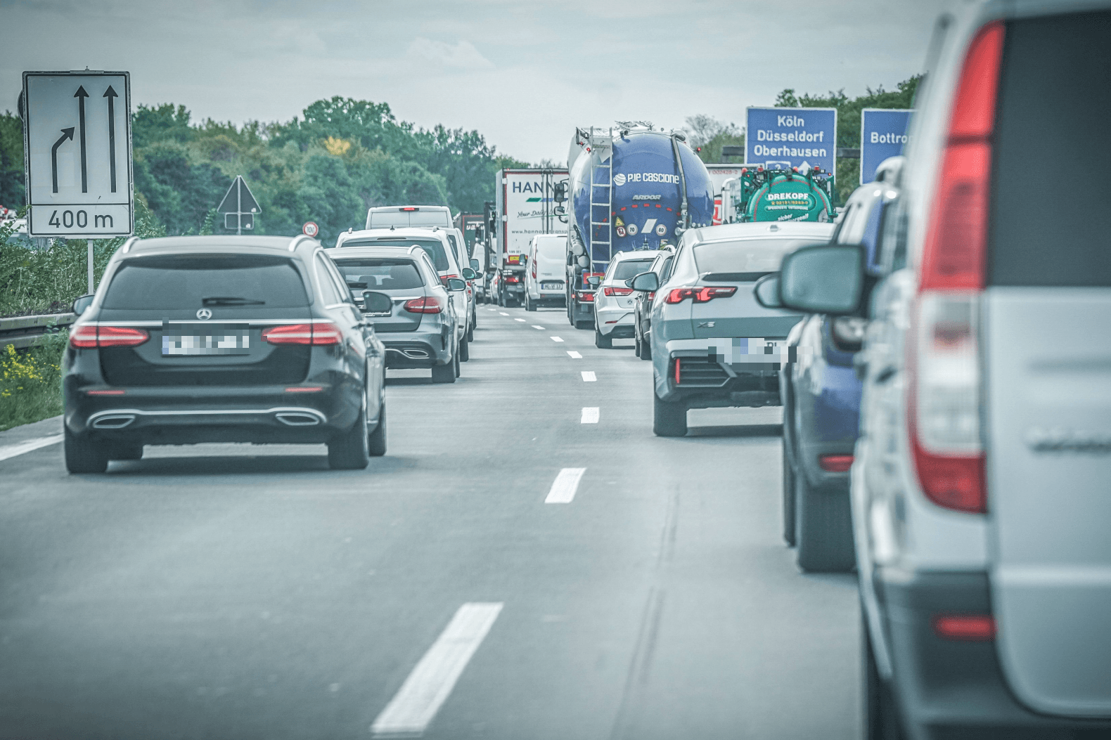 Stau auf der Autobahn im Kölner Umland (Symbolfoto): In den kommenden Tagen dürfte es wieder einmal voll auf den Straßen werden.