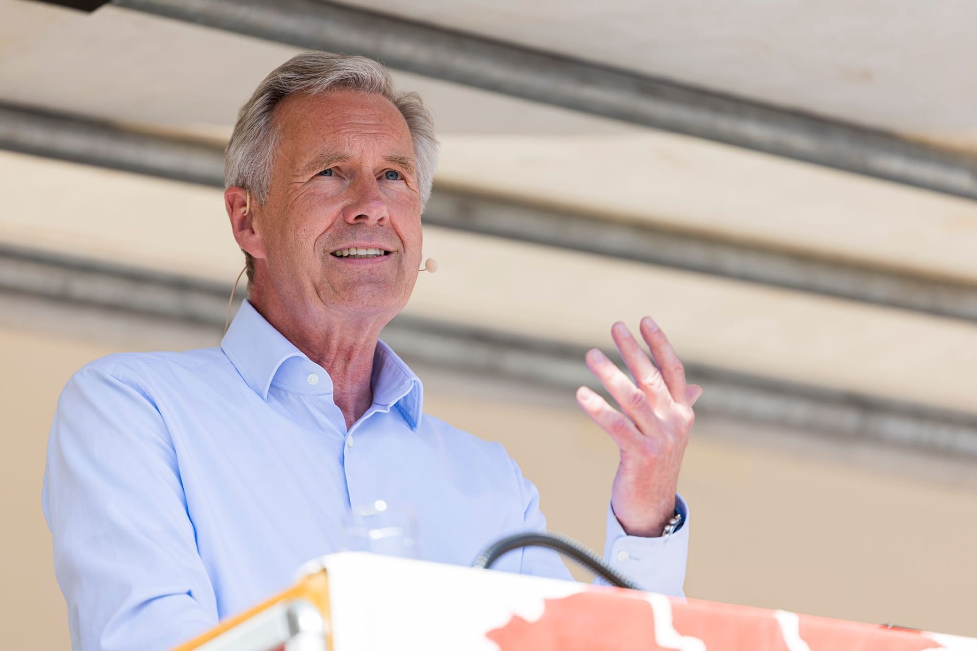Christian Wulff (CDU) bei der DGB-Kundgebung in Lehrte: Der frühere Bundespräsident sprach über gesellschaftlichen Zusammenhalt.