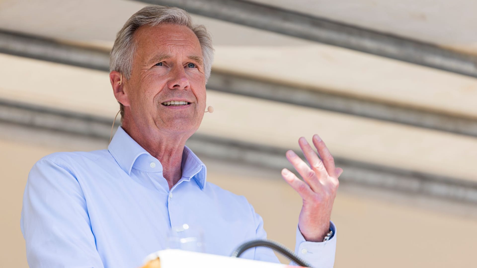 Christian Wulff (CDU) bei der DGB-Kundgebung in Lehrte: Der frühere Bundespräsident sprach über gesellschaftlichen Zusammenhalt.