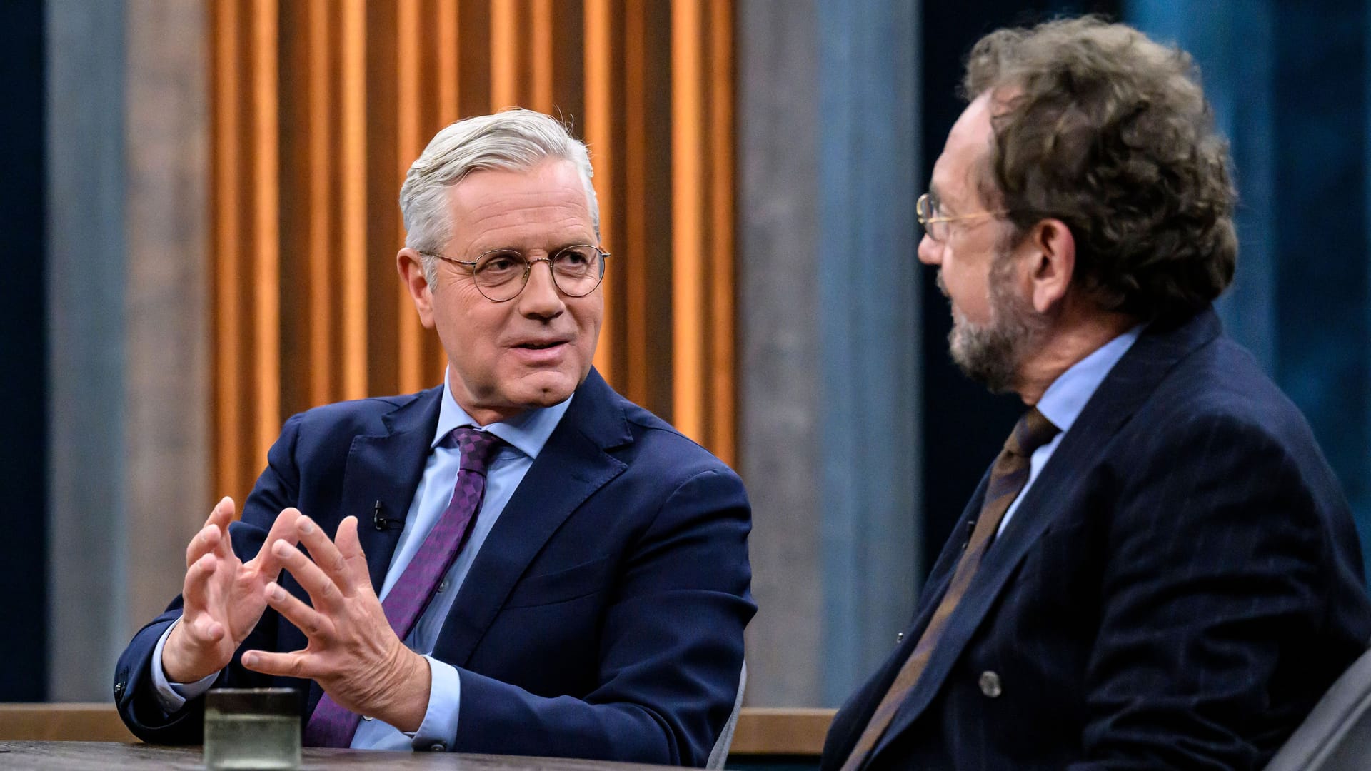 CDU-Politiker Norbert Röttgen und SZ-Journalist Heribert Prantl (r.) waren nicht einer Meinung.