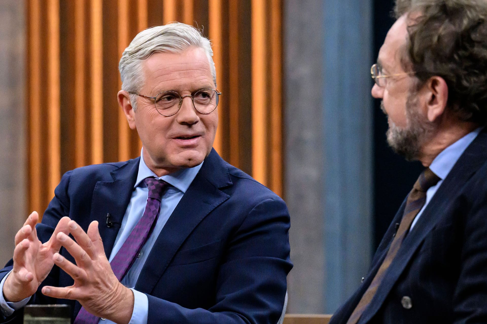 CDU-Politiker Norbert Röttgen und SZ-Journalist Heribert Prantl (r.) waren nicht einer Meinung.