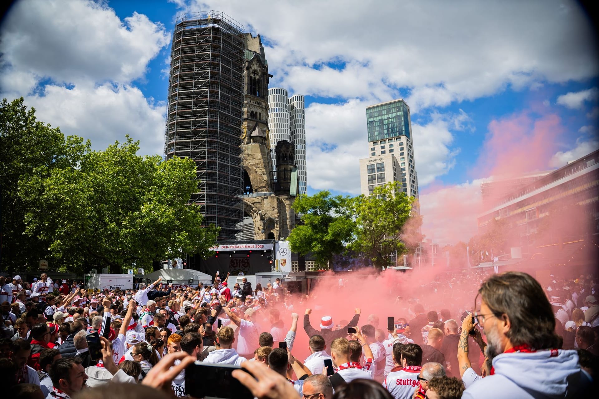 VfB-Fans am Breitscheidplatz vor der Kaiser-Wilhelm-Gedächtniskirche.