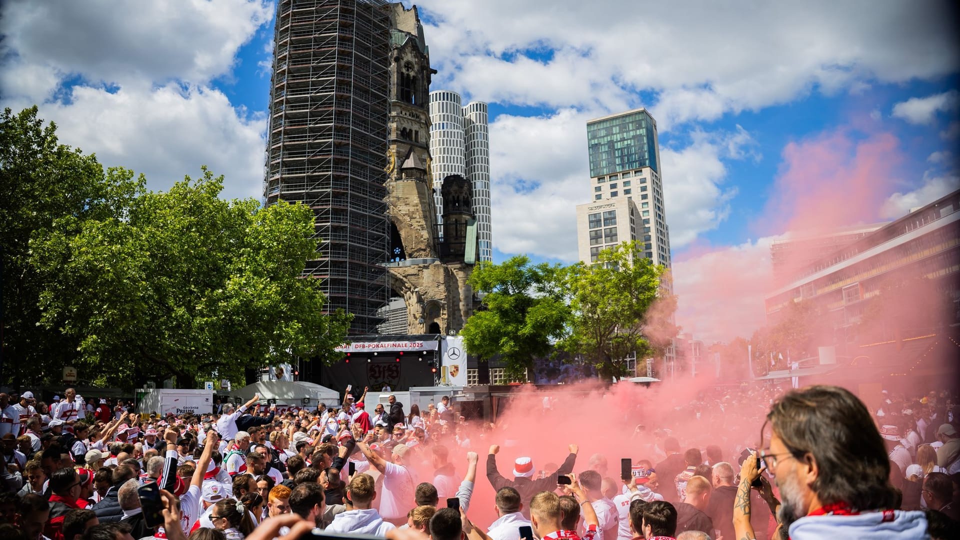 VfB-Fans am Breitscheidplatz vor der Kaiser-Wilhelm-Gedächtniskirche. VfB-Fans am Breitscheidplatz vor der Kaiser-Wilhelm-Gedächtniskirche.
