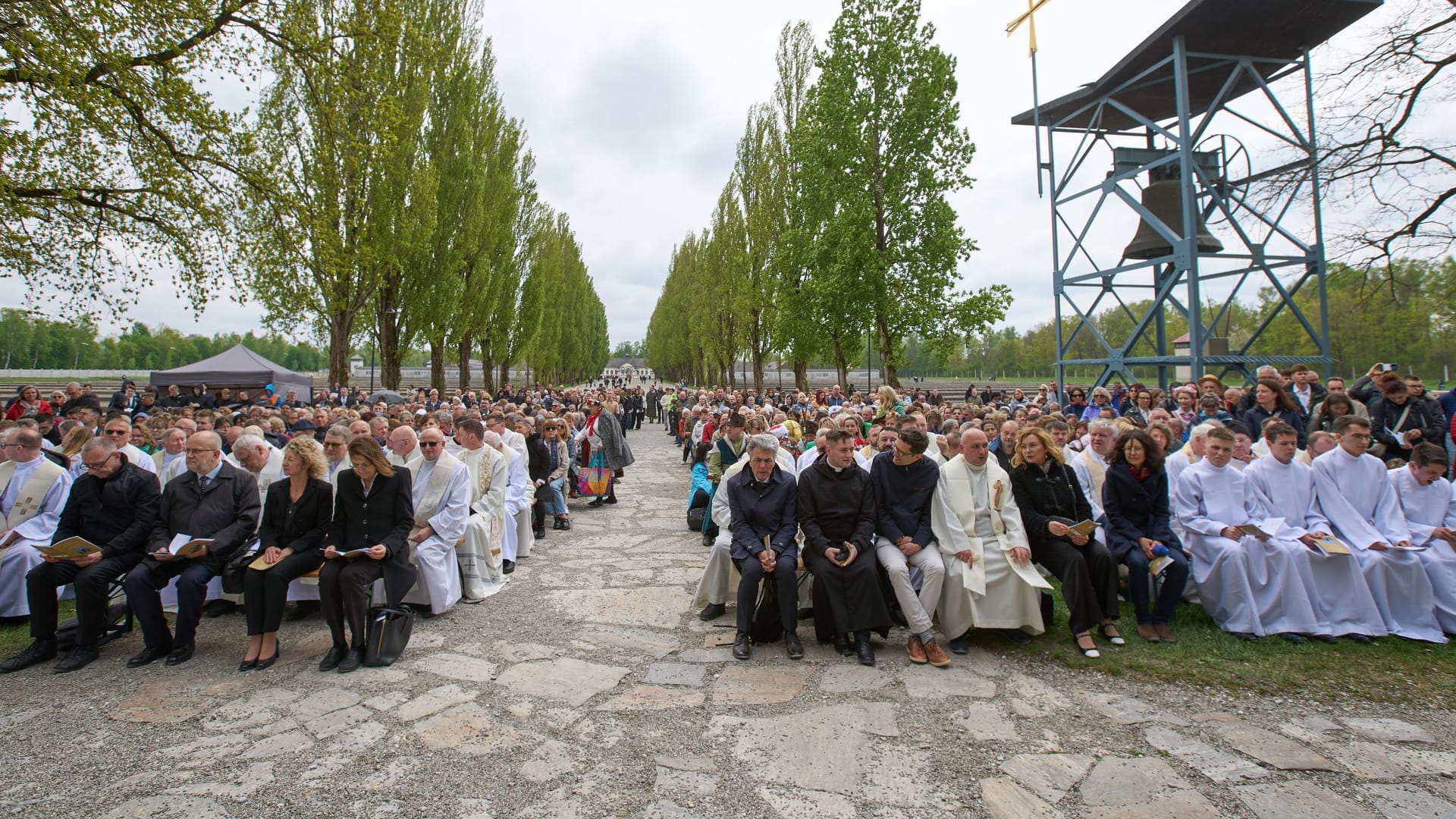 Zahlreiche Gläubige bei der Messe zur Befreiung des Konzentrationslagers Dachau: Kardinal Prevoz ließ sich vertreten.