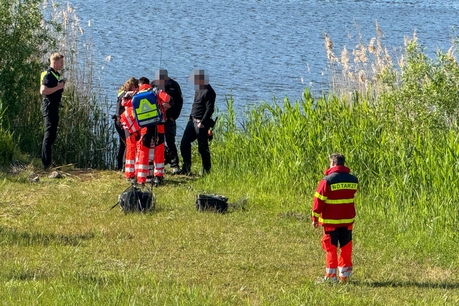 Leichenfund am Elbufer: Angler fanden am Freitagabend eine leblose Person.