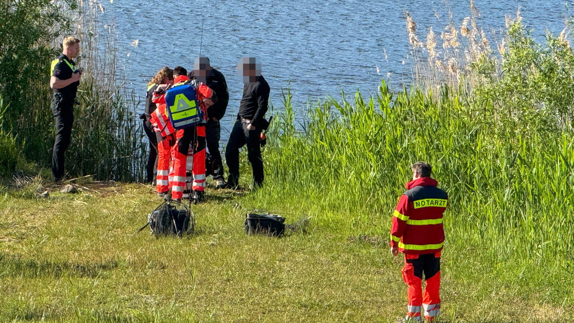 Leichenfund am Elbufer: Angler fanden am Freitagabend eine leblose Person.