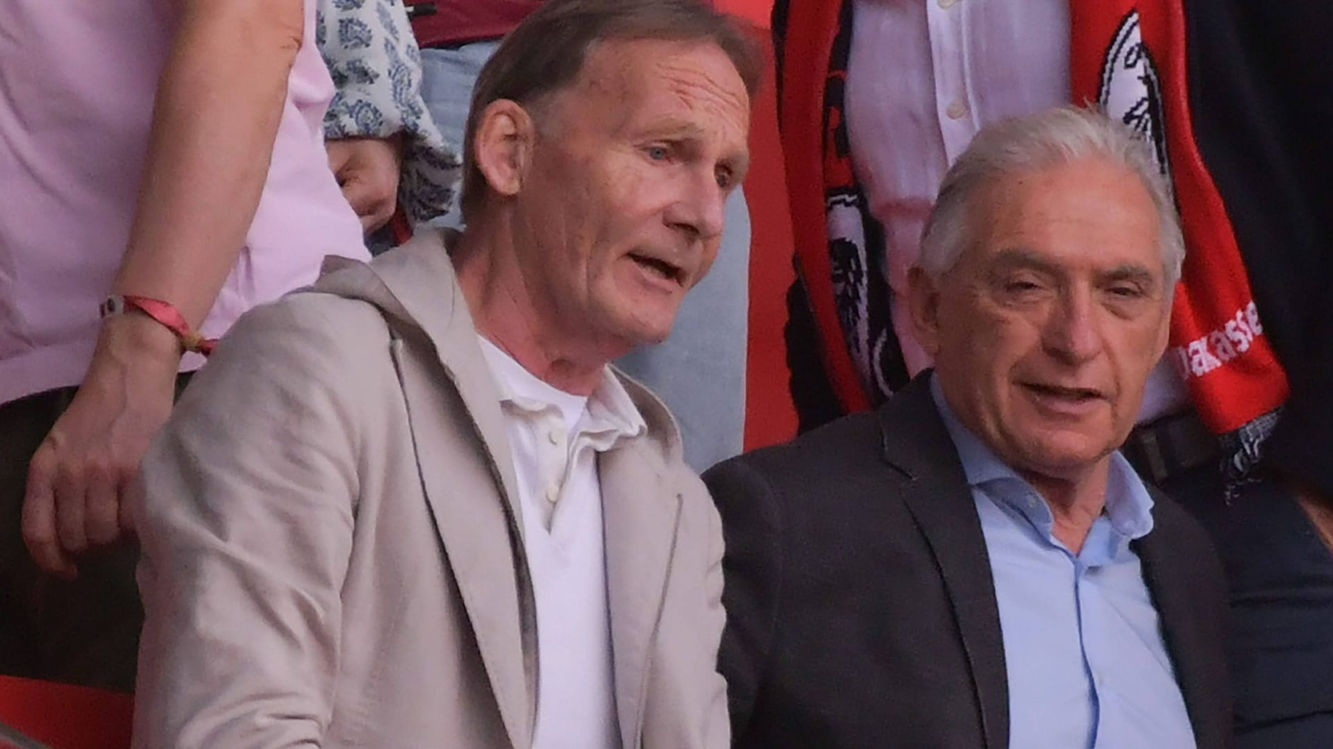 Hans-Joachim Watzke (l.) neben Reinhold Lunow beim Dortmunder Sieg in Freiburg Anfang April.