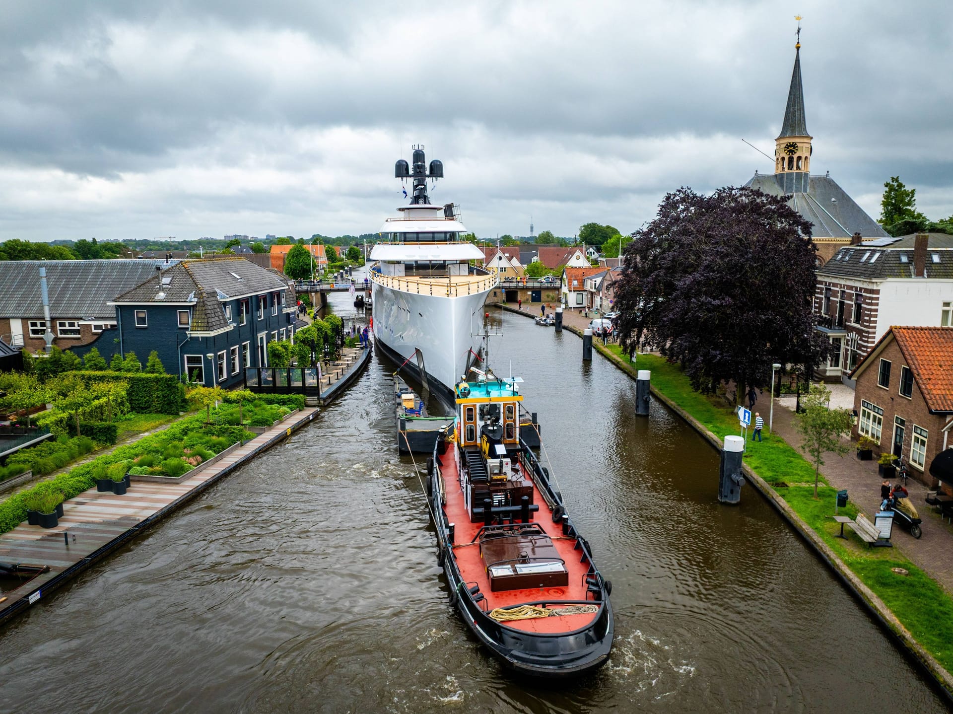 Die 200-Millionen-Dollar-Yacht navigiert durch einen engen Kanal.