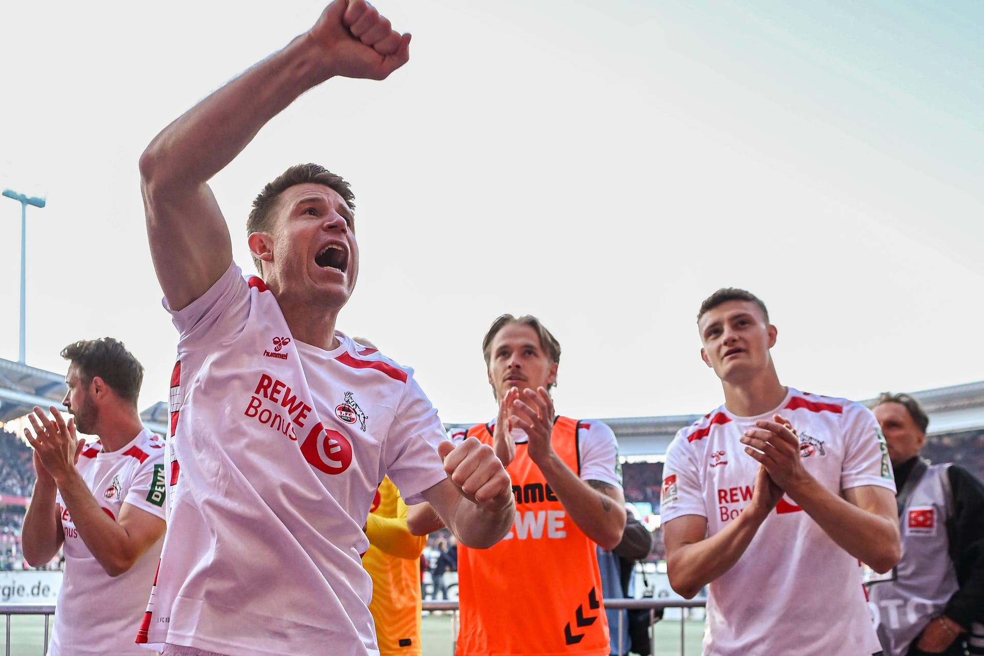 Dominique Heintz jubelt mit seinen Kölner Teamkollegen: Sie wollen zurück in die Bundesliga.
