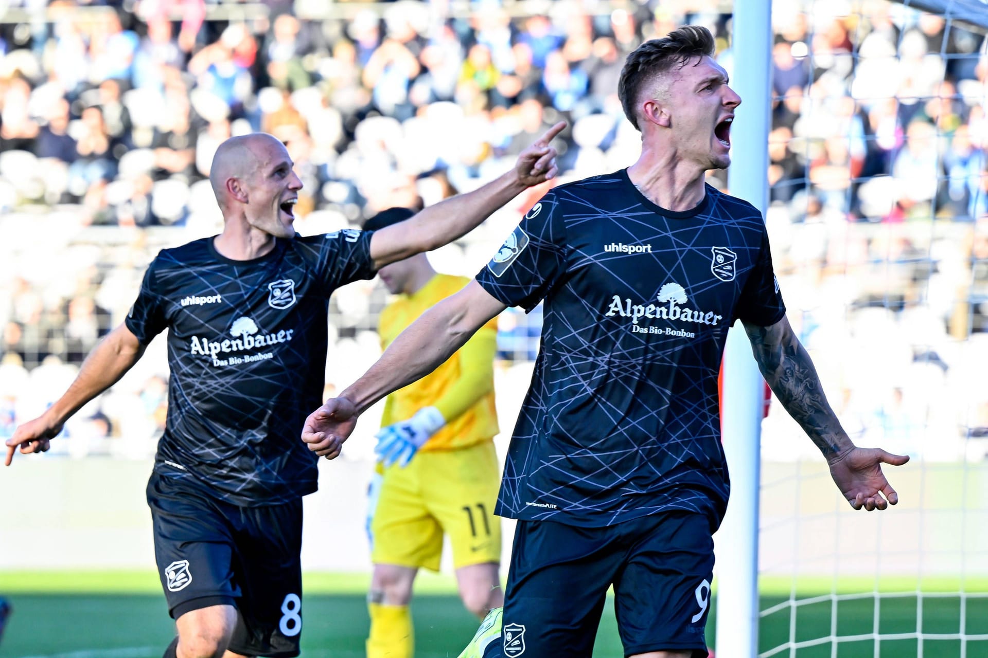 Manuel Stiefler (l.) Julian Kügel (r.) jubeln über ein Tor im Viertelfinale gegen 1860 München (Archivbild): Manuel Stiefler (l.) Julian Kügel (r.) jubeln über ein Tor im Viertelfinale gegen 1860 München (Archivbild):