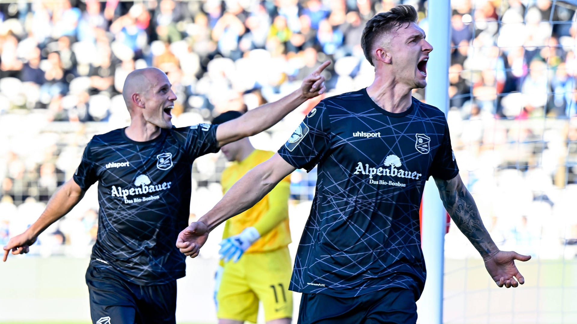 Manuel Stiefler (l.) Julian Kügel (r.) jubeln über ein Tor im Viertelfinale gegen 1860 München (Archivbild): Manuel Stiefler (l.) Julian Kügel (r.) jubeln über ein Tor im Viertelfinale gegen 1860 München (Archivbild):