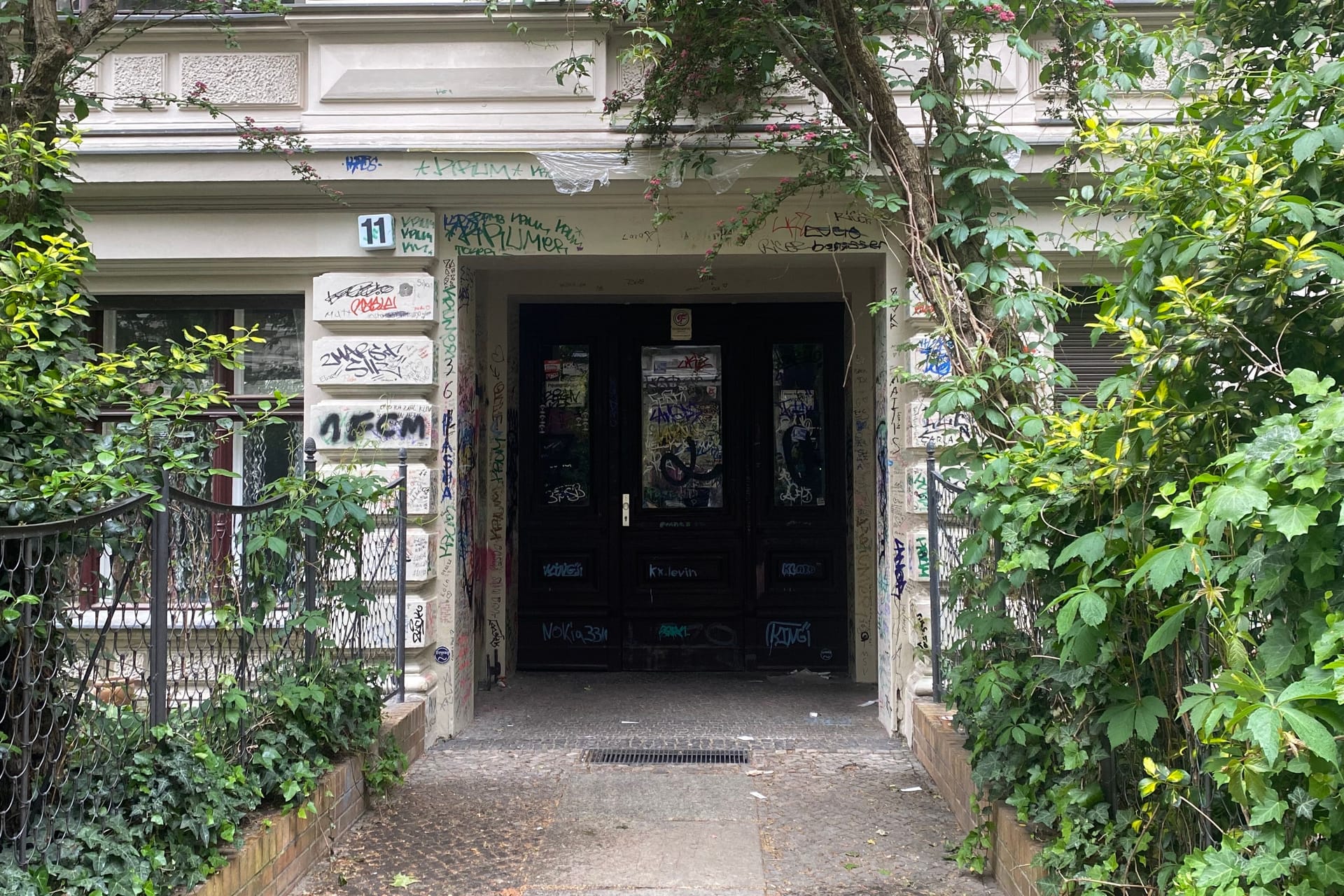 Hauseingang in Kreuzberg aus einem Pashanim-Video: Täglich kommen Dutzende Fans hierher.