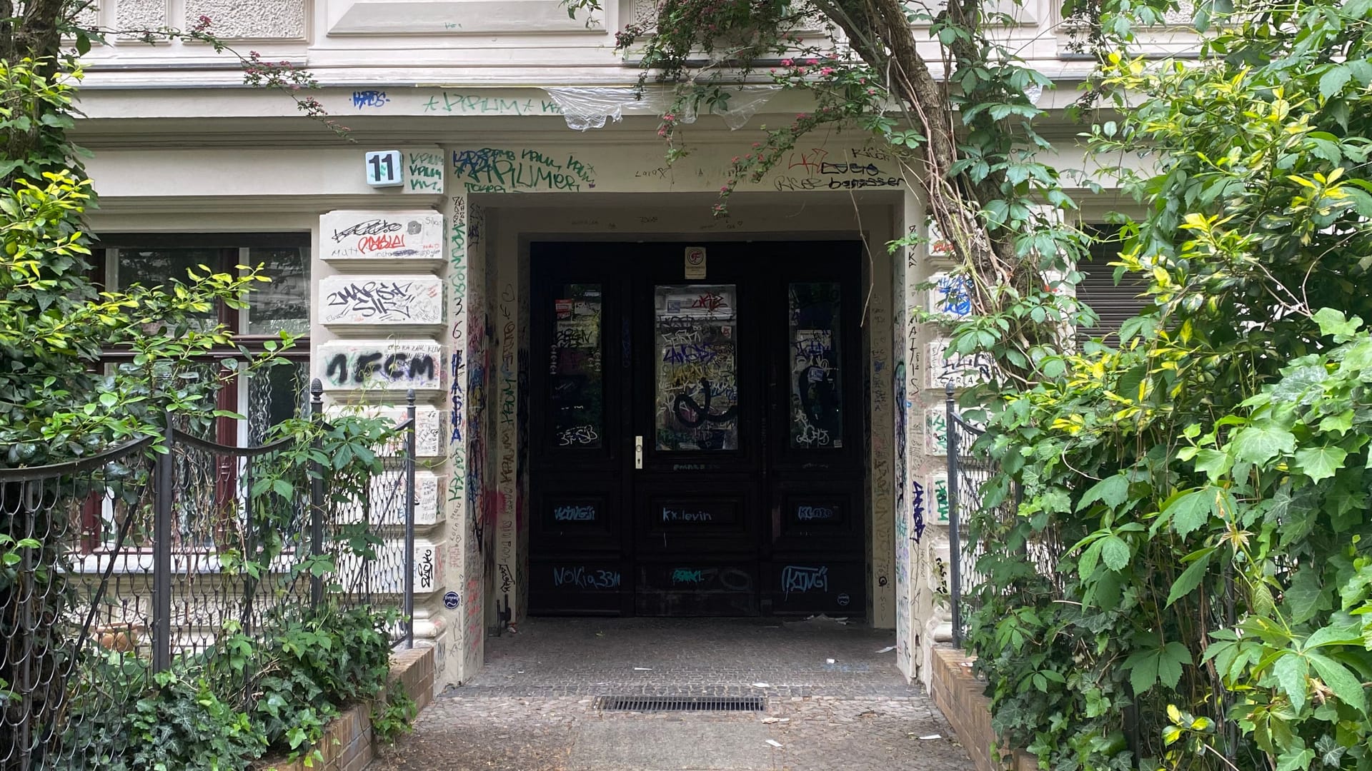Hauseingang in Kreuzberg aus einem Pashanim-Video: Täglich kommen Dutzende Fans hierher. Hauseingang in Kreuzberg aus einem Pashanim-Video: Täglich kommen Dutzende Fans hierher.