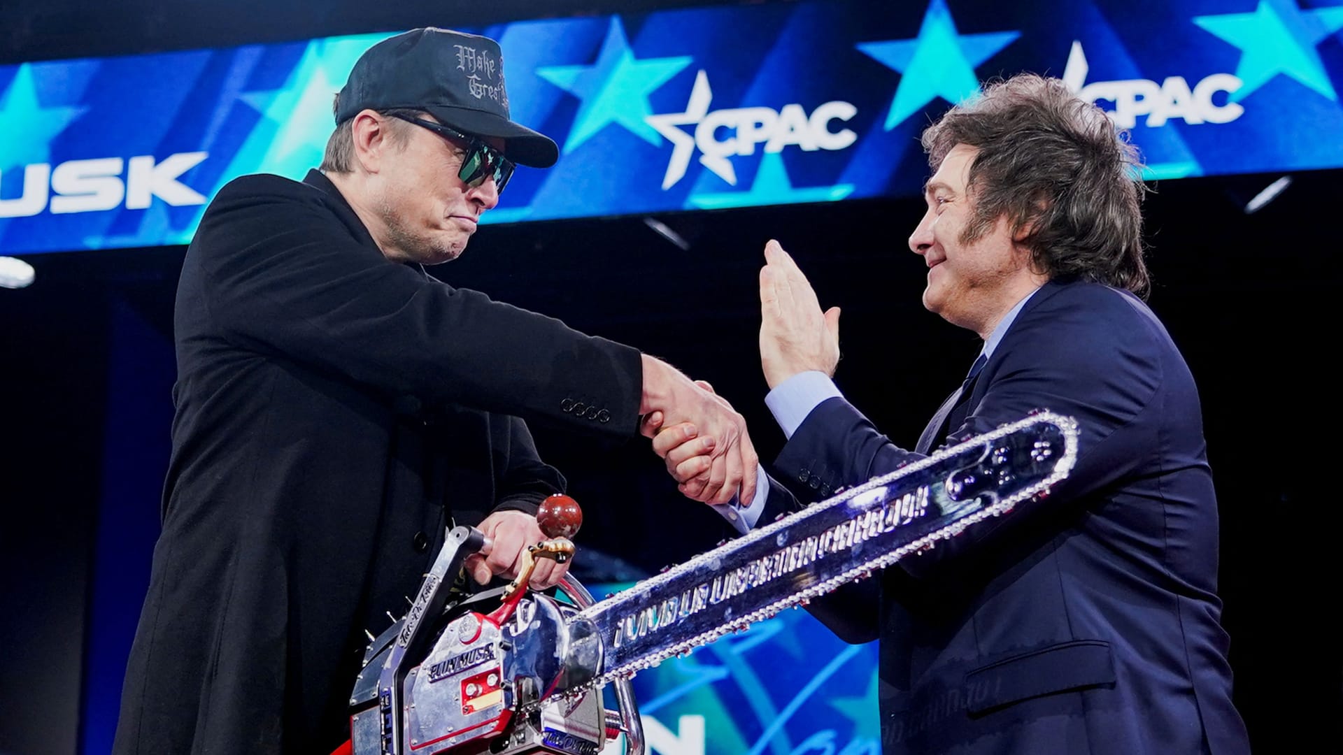 Elon Musk bekam eine Kettensäge von Argentiniens Präsident Javier Milei geschenkt: "Wir arbeiten mit dem Skalpell" (Archivbild).