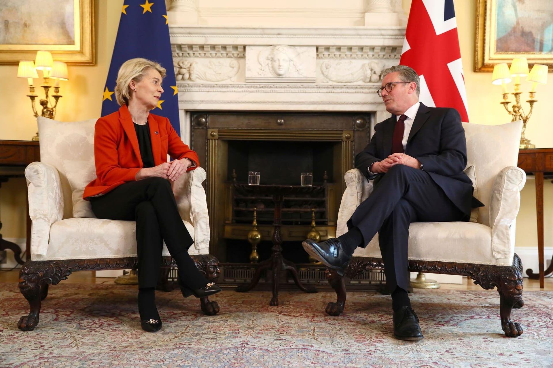 Ursula von der Leyen (l.) und Keir Starmer