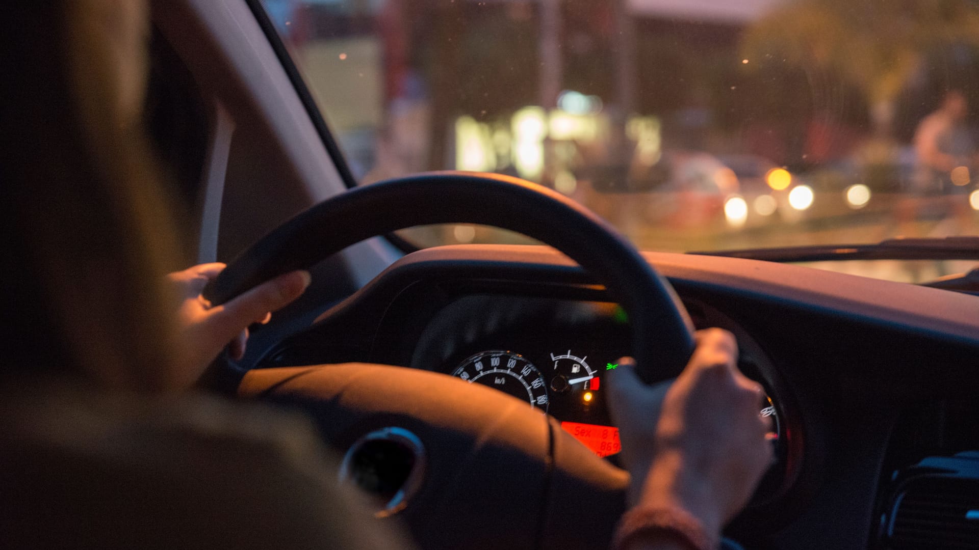 Eine Frau fährt nachts Auto: Verschlechtert sich bei Menschen mit Diabetes das Sehvermögen im Dunkeln, ist ärztliche Rücksprache zu empfehlen.