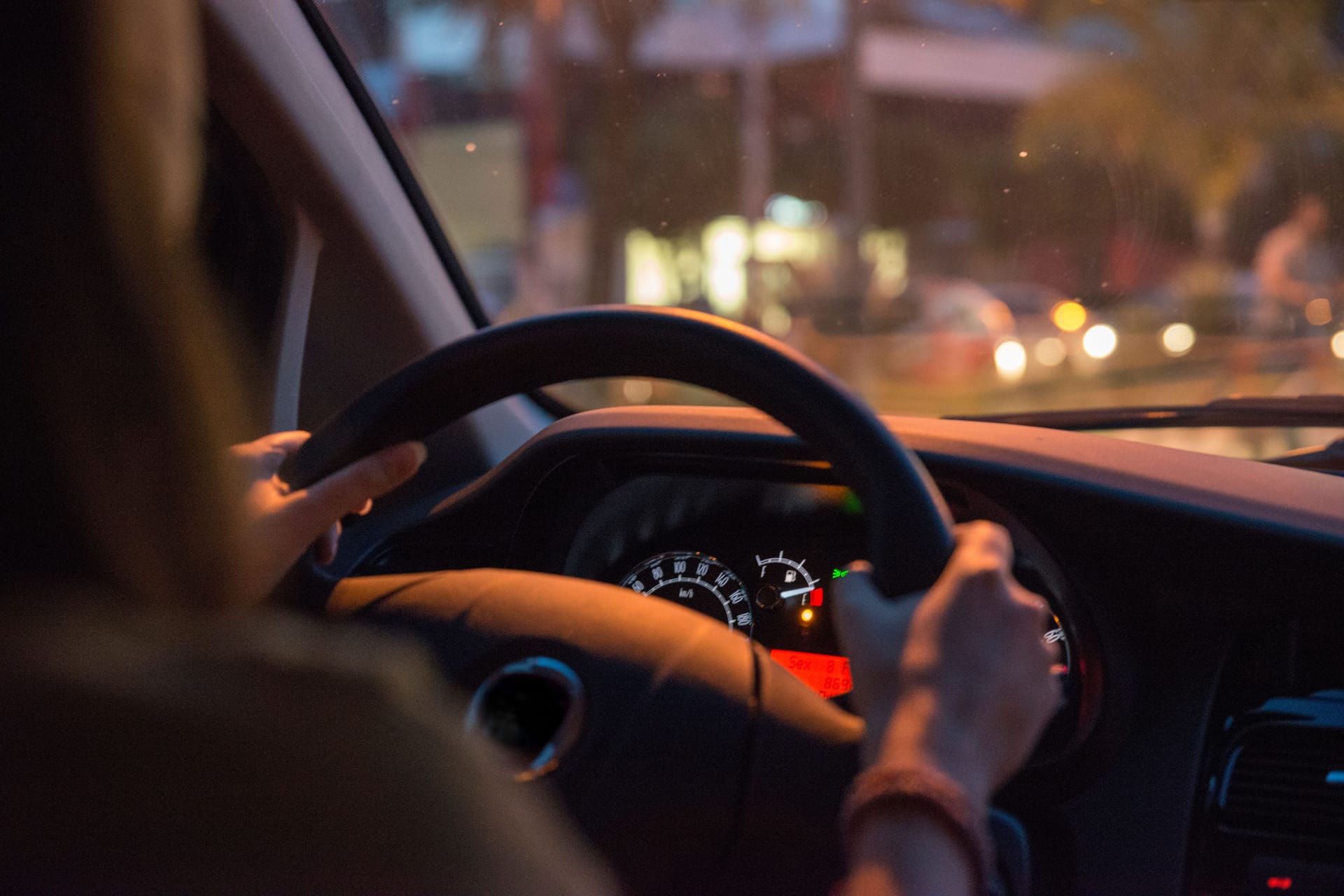 Eine Frau fährt nachts Auto: Verschlechtert sich bei Menschen mit Diabetes das Sehvermögen im Dunkeln, ist ärztliche Rücksprache zu empfehlen.