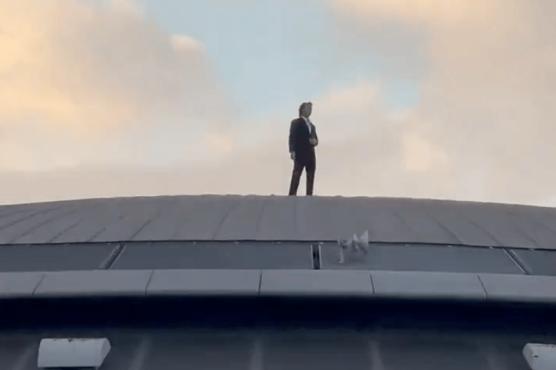 Tom Cruise steht auf dem Dach des größten Kinos in London. Tom Cruise steht auf dem Dach des größten Kinos in London.