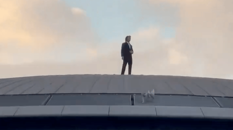 Tom Cruise steht auf dem Dach des größten Kinos in London.