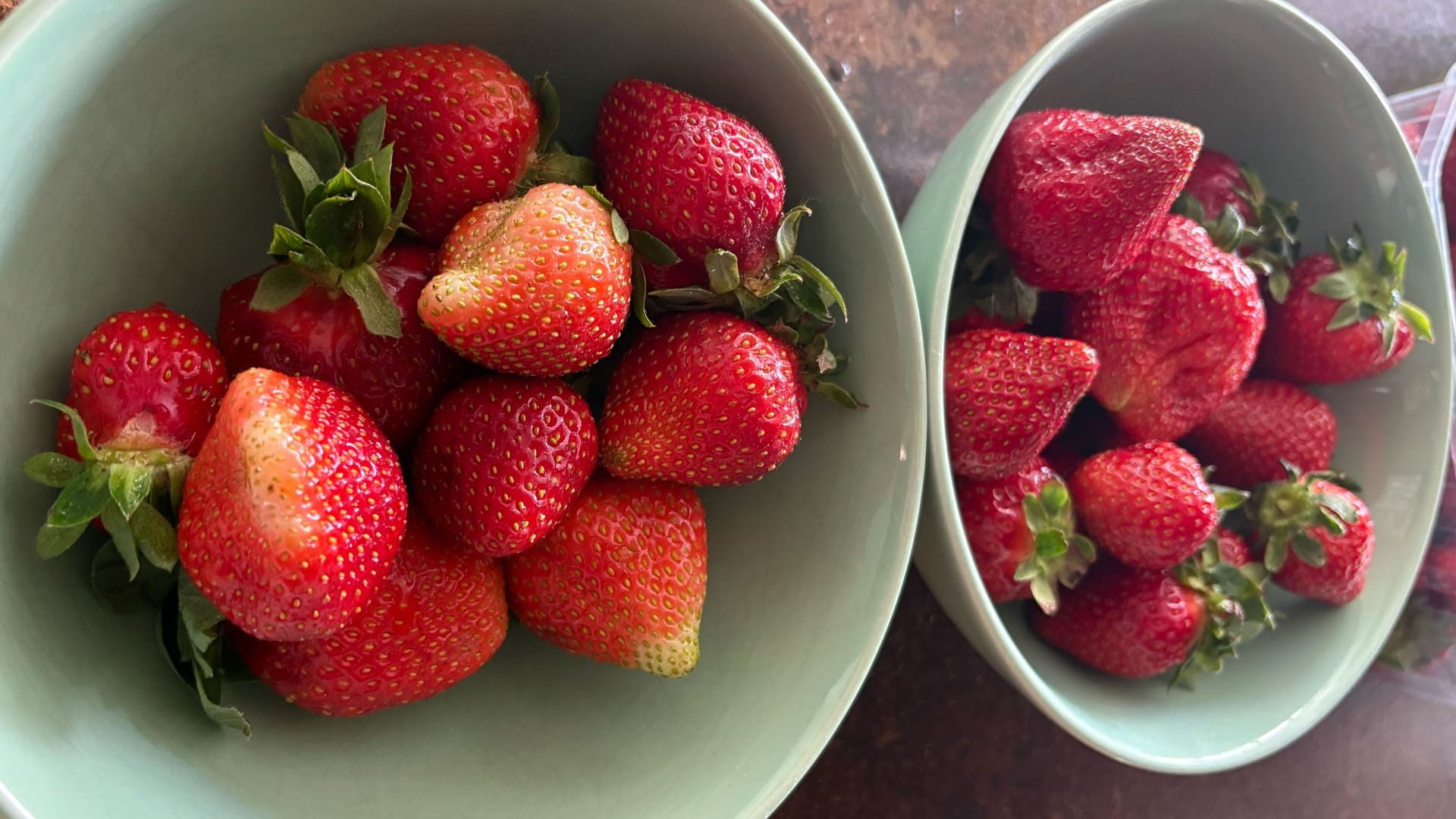 Links die Erdbeeren vom Discounter, rechts die von Karls. Worin unterscheiden sich die Früchte?
