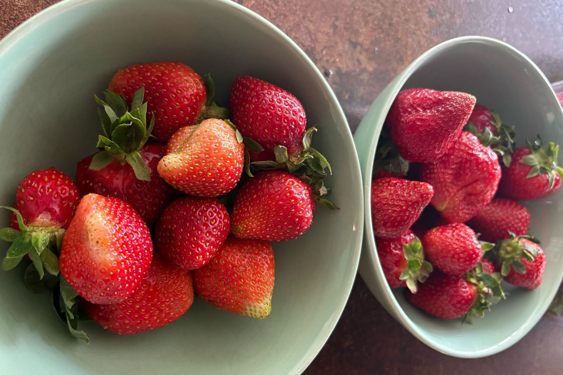 Links die Erdbeeren vom Discounter, rechts die von Karls. Worin unterscheiden sich die Früchte?