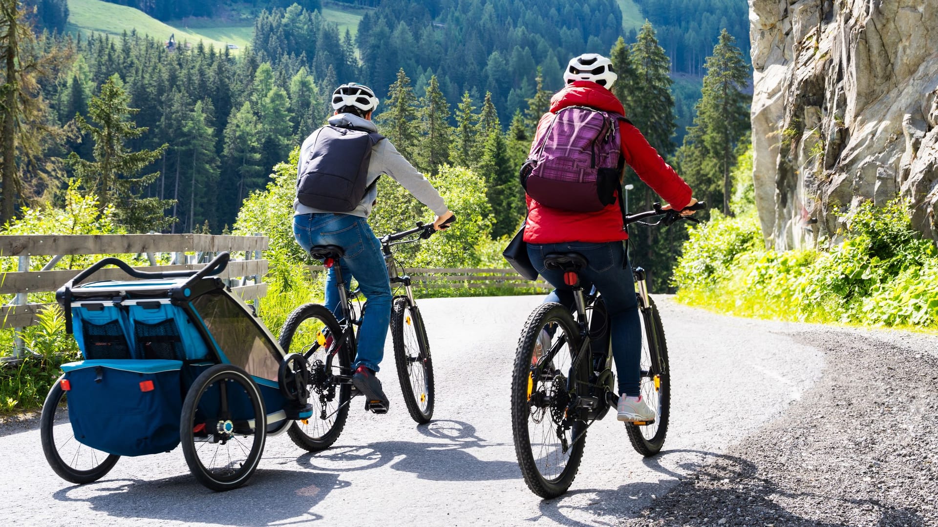 Sorglos unterwegs trotz Panne oder Diebstahl: Eine gute E-Bike-Versicherung schützt Rad und Fahrer auch abseits befestigter Wege.