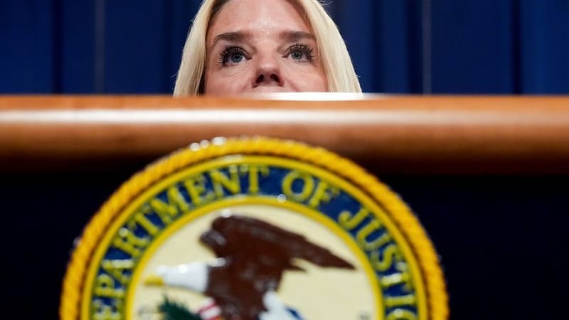 US-Justizministerin Pam Bondi spricht während einer Pressekonferenz im Justizministerium.
